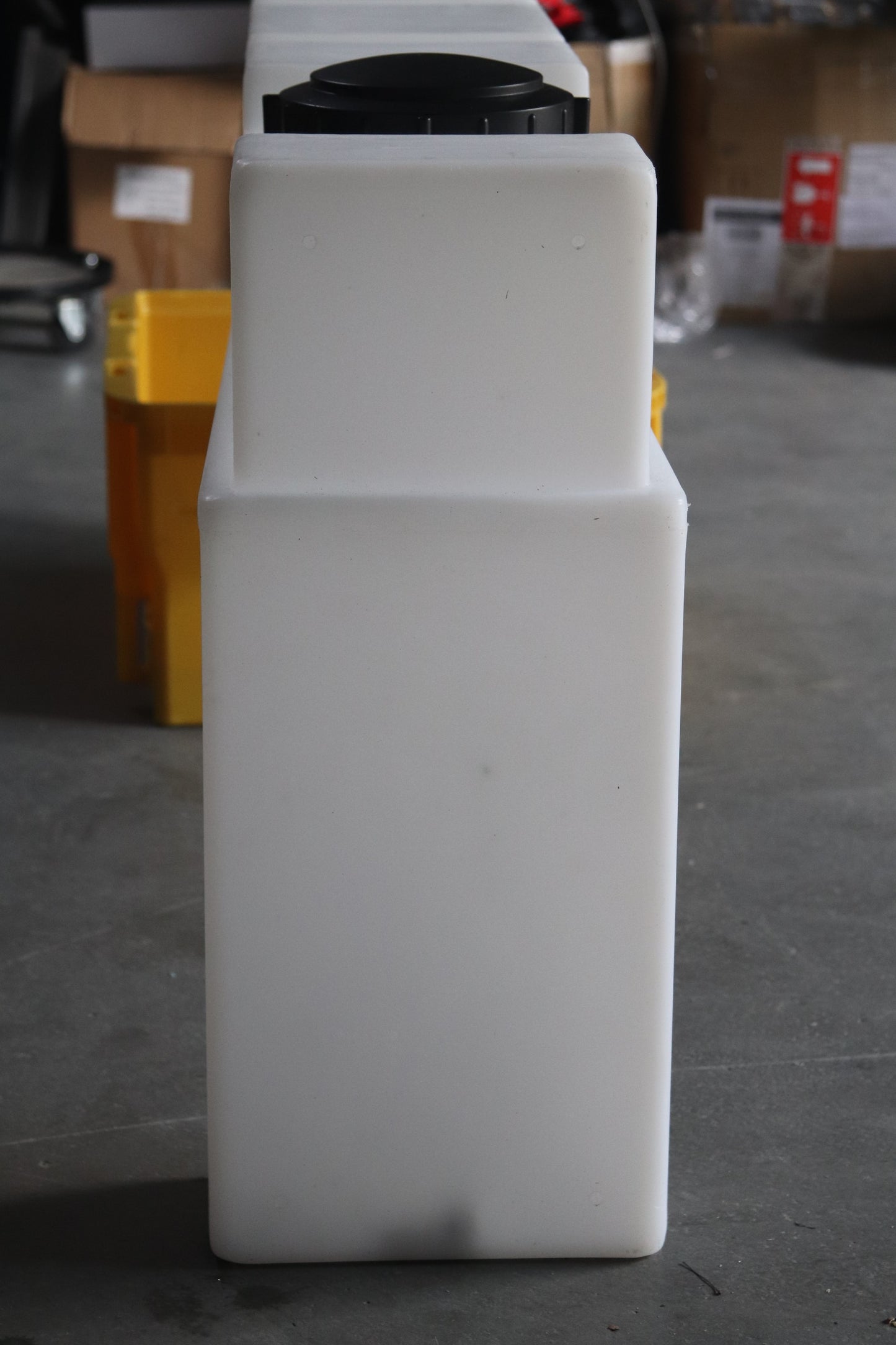 Radkastentank 70L Flachtank mit Anschlüssen Trinkwassertank - Prototyp
